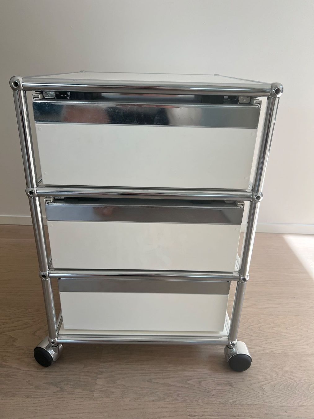 USM Banconi: USM Rollcontainer in Weiss mit 3 Schubladen – Usato da Winterthur venduto da mic_l98y 7