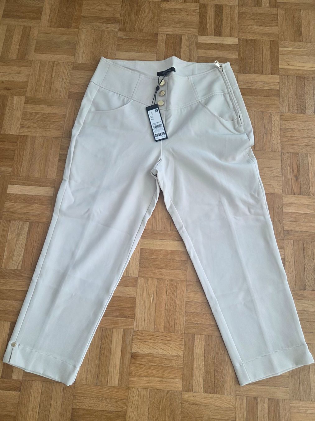Comma Pantalons: Neue Caprihose von Comma Gr. 40 – Neuf avec emballage d'origine à Rudolfstetten par anjam81