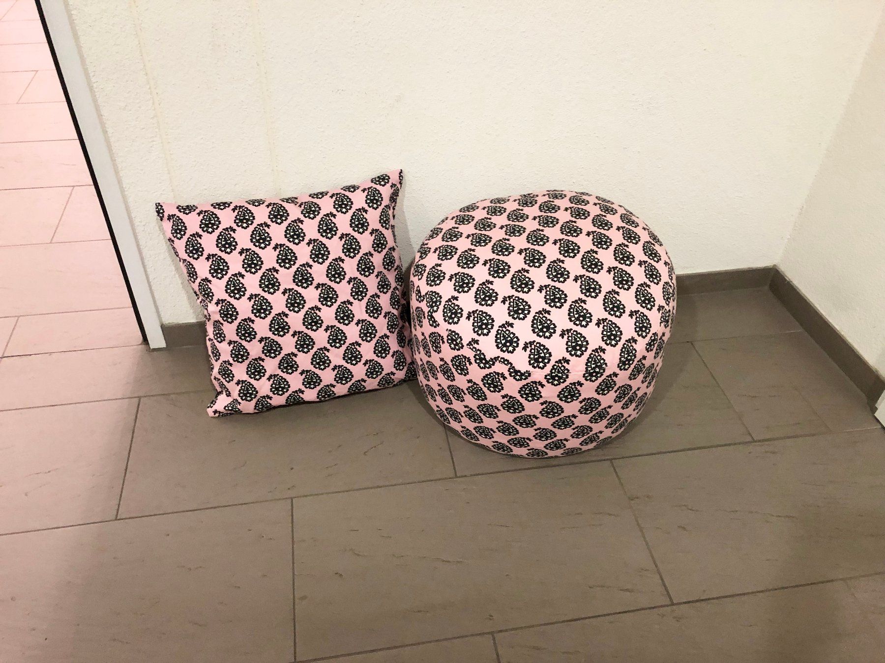 Tabourets: Sitzhocker mit Dekokissen zusammen neu – Neuf (Voir description) à Glattbrugg par Ariel012 4