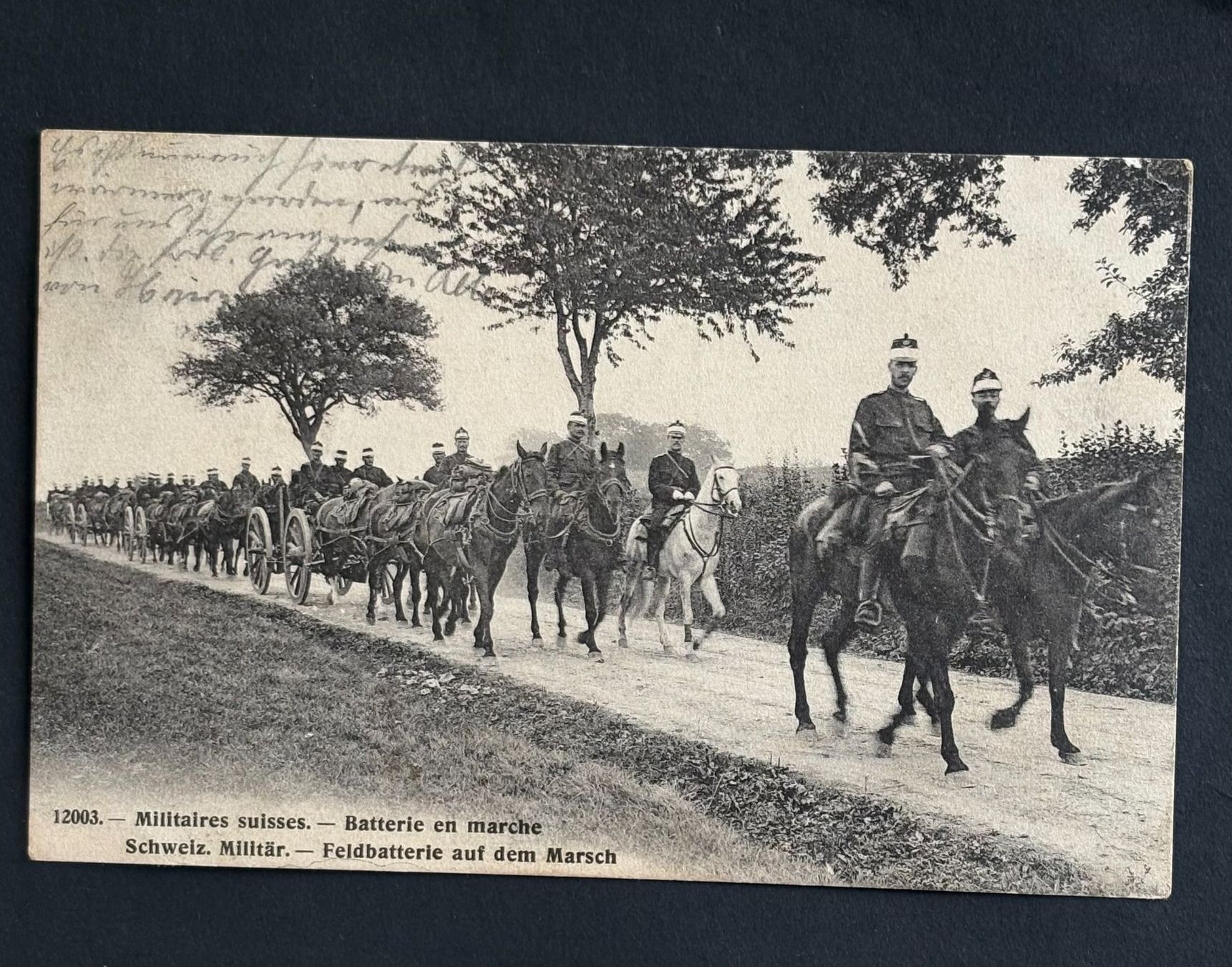 Cartoline postali: SCHWEIZER ARMEE FELDBATTERIE AUF DEM MARSCH 1908 – Usato da Ostermundigen venduto da Wyatt-Earp