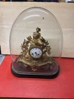 Orologio antico con cupola di vetro,