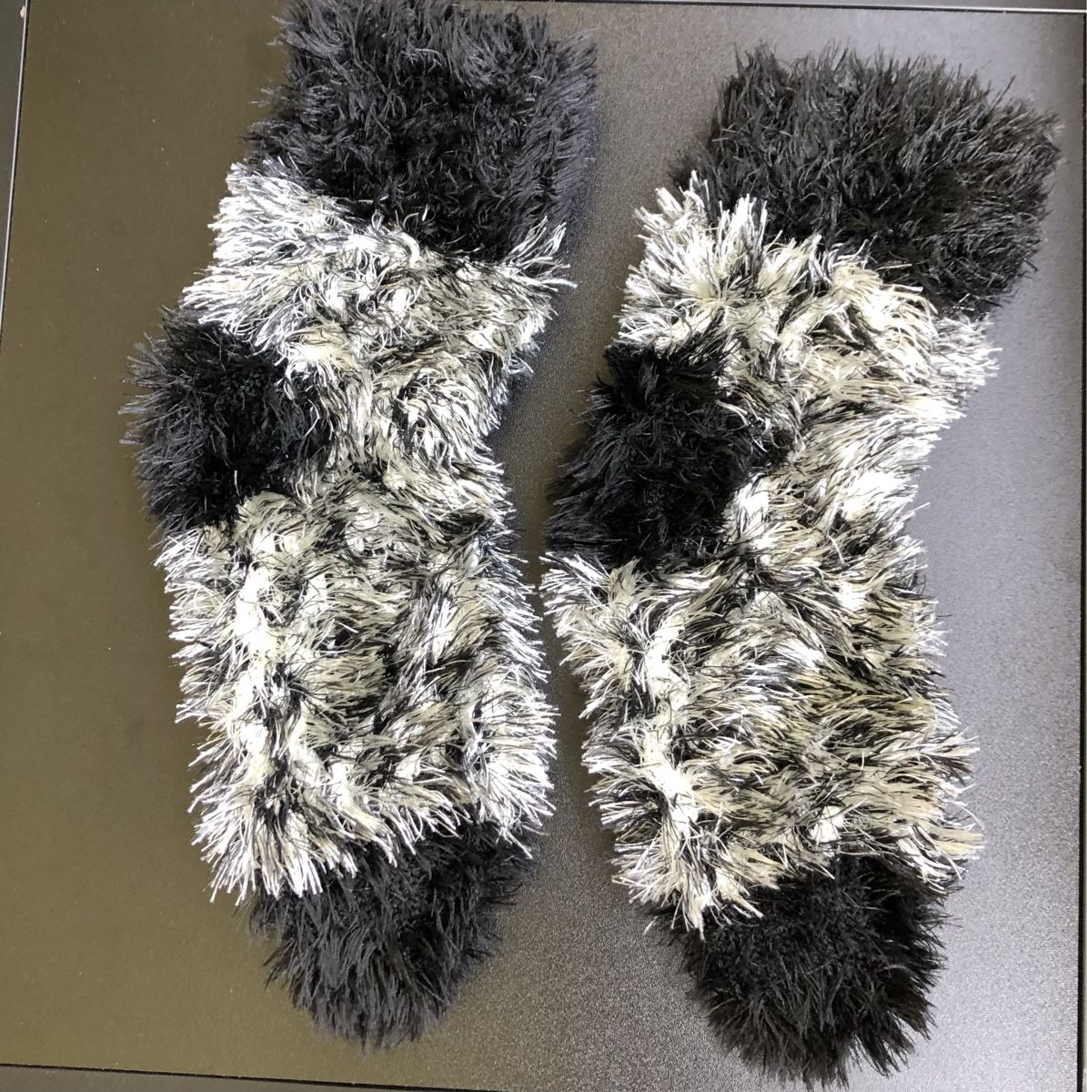 Calze: FusslSocken Felloptik schwarz-weiss Grösse 36-38 – Nuovo (secondo la descrizione) da St.Gallen venduto da nitka. 2