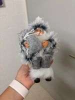 Weihnachtsmann Figur mit Stuhl