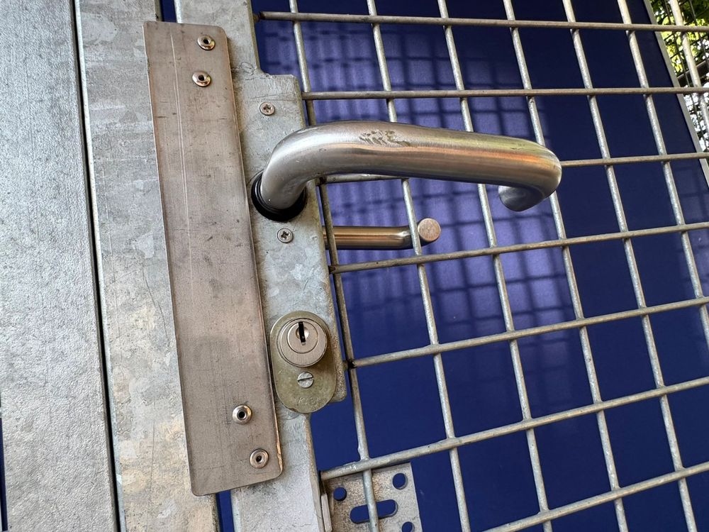 Autres: Absperrgitter ausssen metall – D'occasion à Dübendorf par PrimarschuleDuebi 1