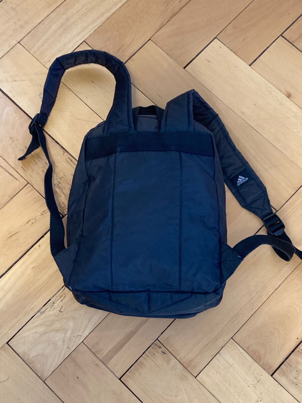 Adidas Zaini: Vintage Y2K Adidas Small Backpack – Usato da Zürich venduto da le_souk 3