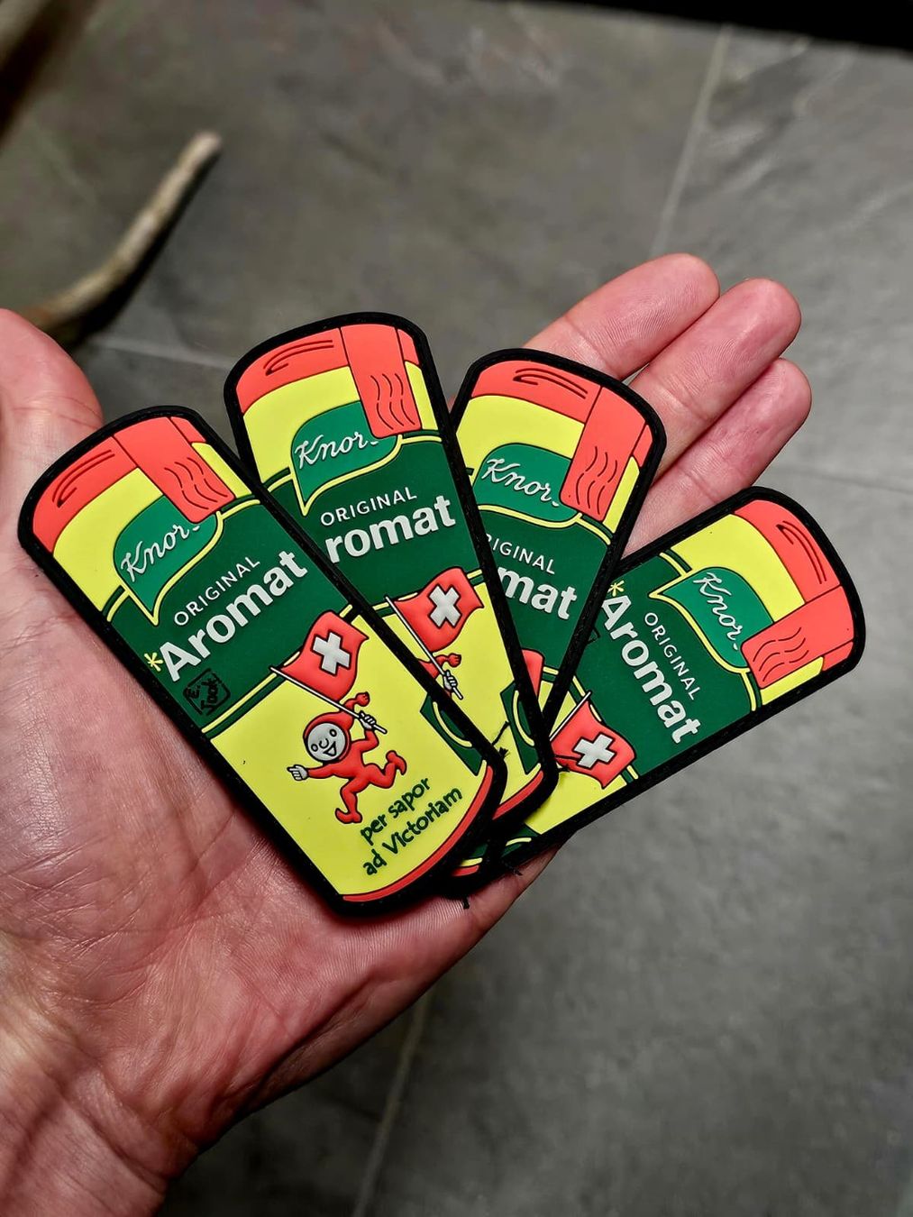 Placchette & Badge: Aromat Rubber-PVC-Patch 3D Aufnäher mit Velcro – Nuovo e nell'imballaggio originale da Frutigen venduto da Darksmash666 4