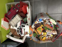 Playmobil – 2 Kisten voll mit Stall, Pferden, Auto, Zubehör 