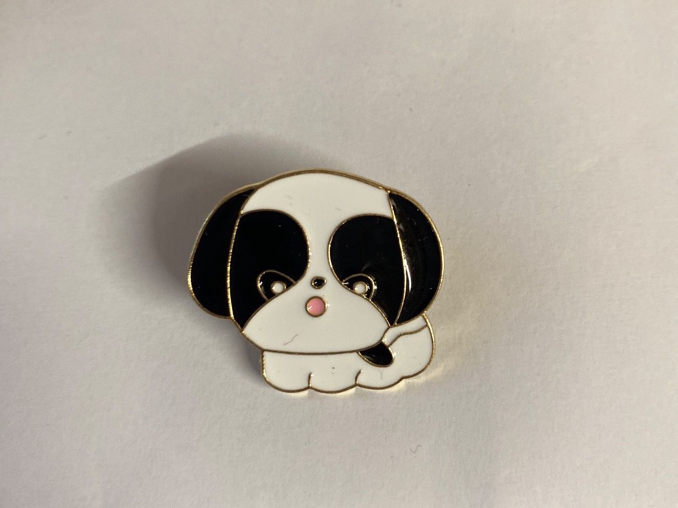 Placchette & Badge: PIN'S - CHIEN - NOIR ET BLANC – Usato da Le Brassus venduto da cinema13