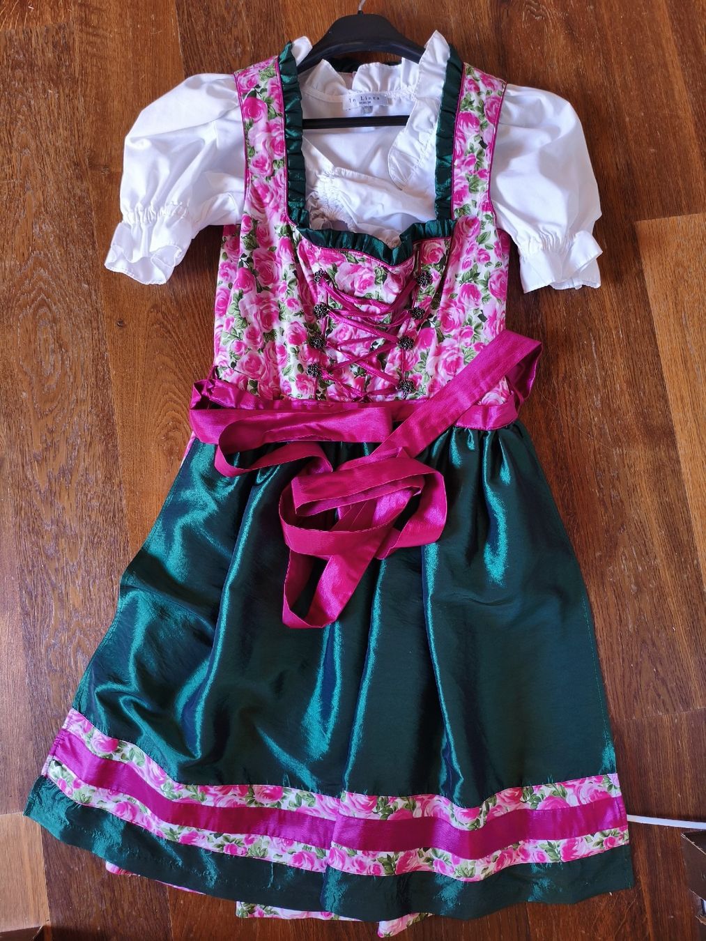 Vestiti: Rosen Dirndl – Usato da Hermiswil venduto da Volvorine