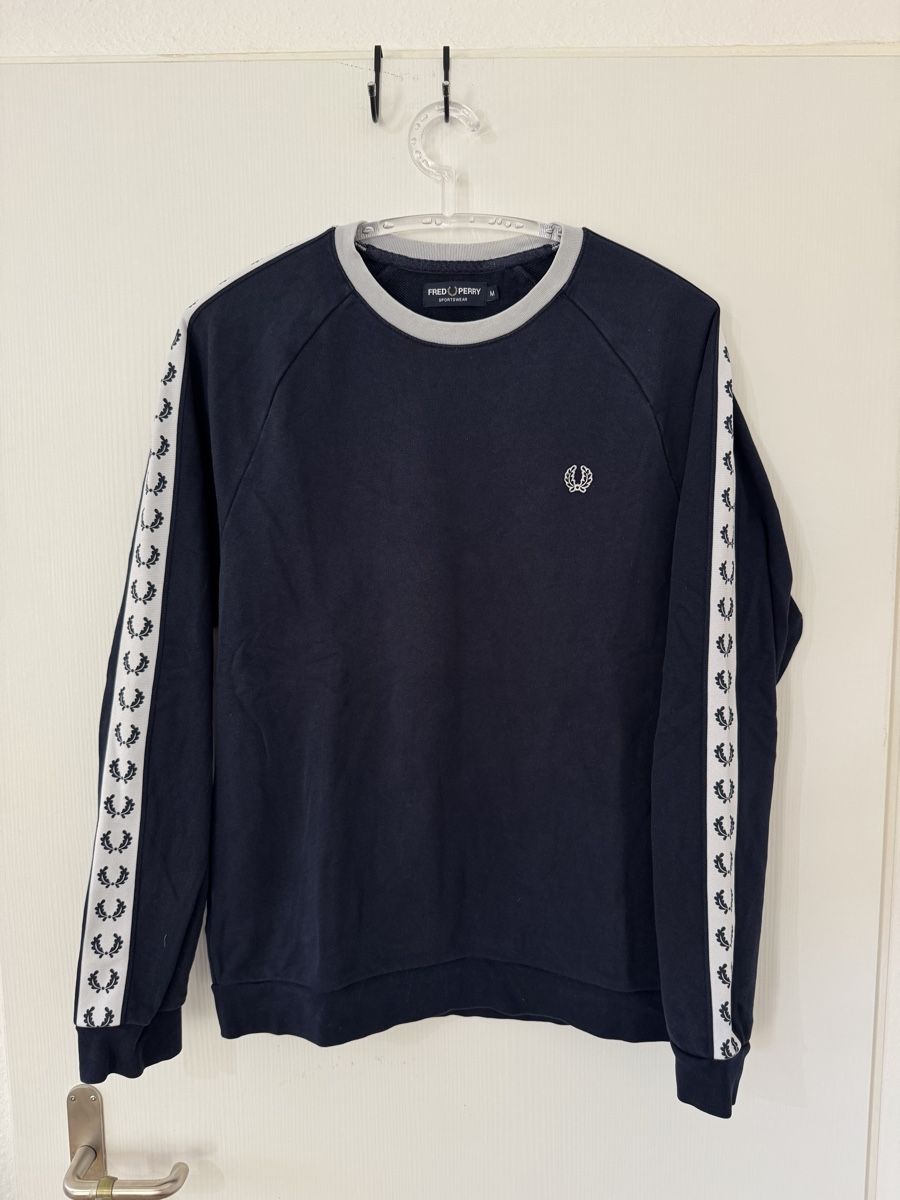 Fred Perry Pullover & Sweatshirts: Fred Perry Pullover dunkelblau Grösse M oryginal  – Gebraucht aus Wetzikon ZH von Jan_wojt