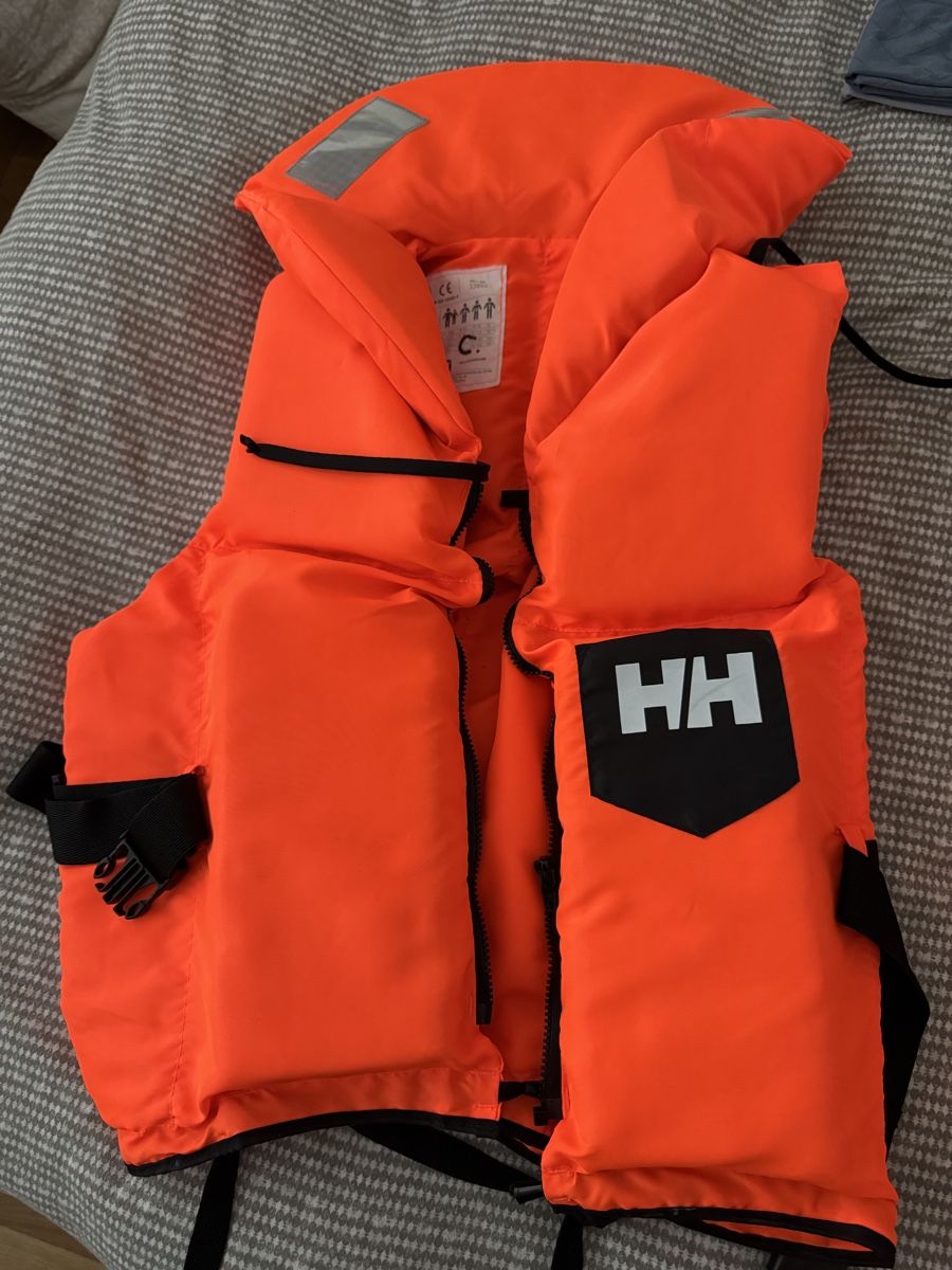 Helly Hansen Schwimmwesten: 2xHelly Hansen Schwimmwesten , Orange beide in M-L – Gebraucht aus Mümliswil von fra_6gsn 4