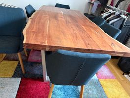 Massivholztisch Baumkante( Akazie) mit Metallgestell