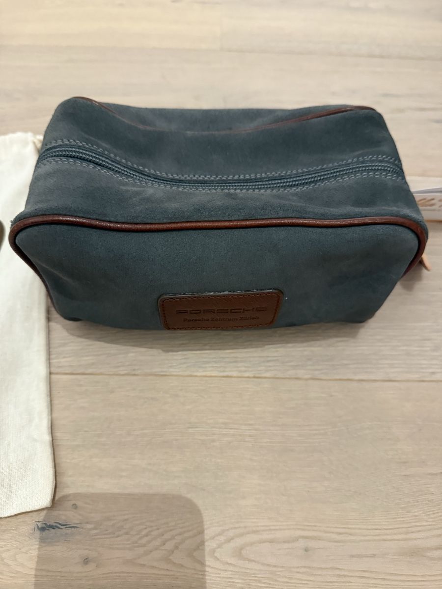 Porsche Kosmetikkoffer: Porsche Necessaire, Wildleder, grau, Neu! – Neu und originalverpackt aus Brüttisellen von Molemo 2