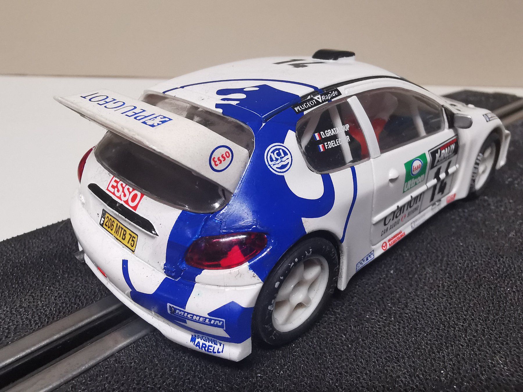 Piste: SCX Peugeot 206 mit Allrad und Licht – Usato da Winterthur venduto da Lonpos1 6