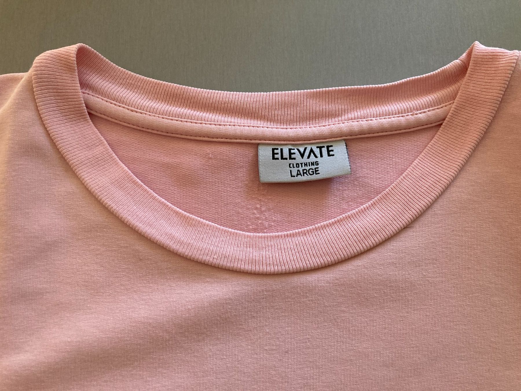 T-shirt: Elevate T-Shirt rosa – Usato da Obfelden venduto da miau68 1