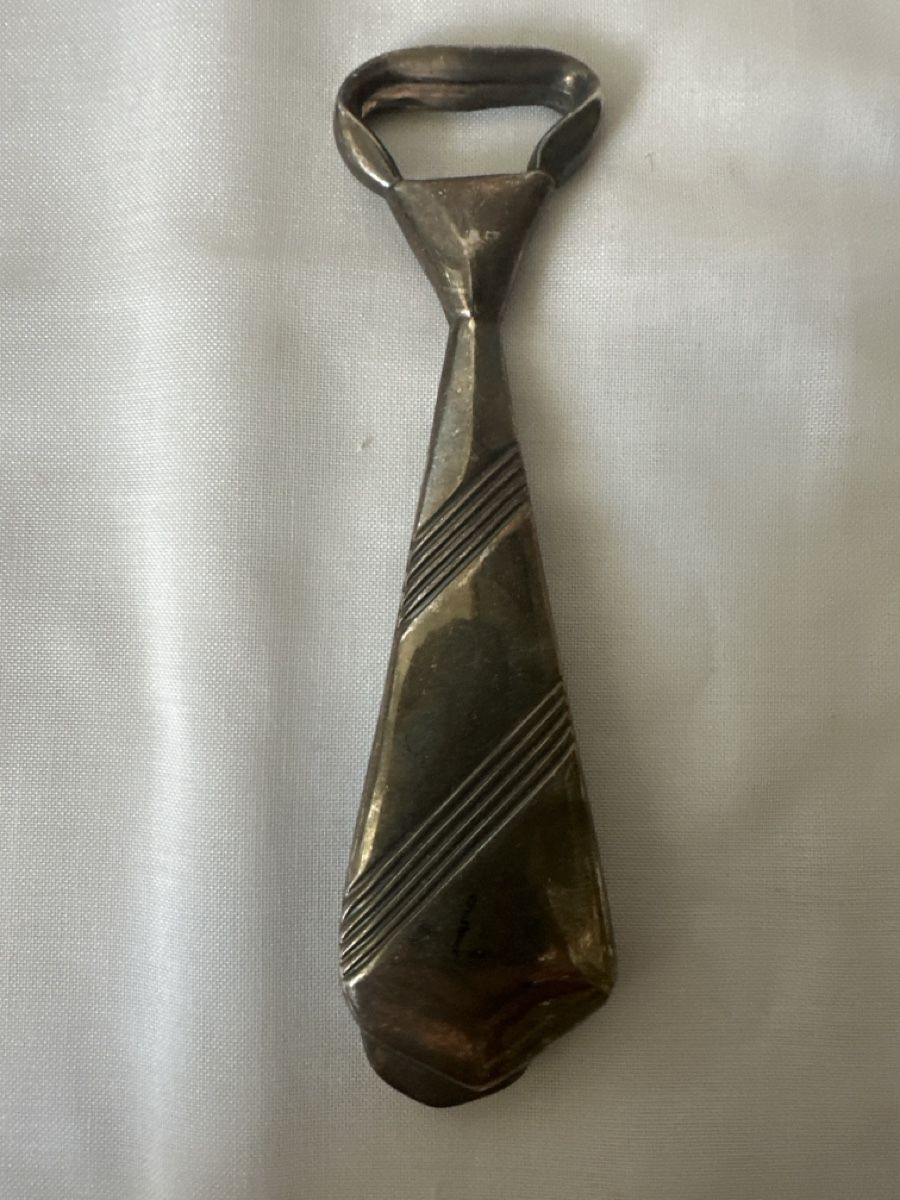 Appareils de cuisine: Vintage Flaschenöffner Krawattenform Silberfarben – D'occasion à Zürich par Chaeffeler