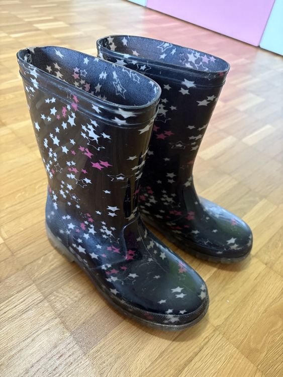 Bambini Stivali Nella Pozzanghera Fangosa Scarpe Da Pioggia Colorate All Aperto Sui Piedi Dei Azione Un Bambino Sta Nel Fango 166757631