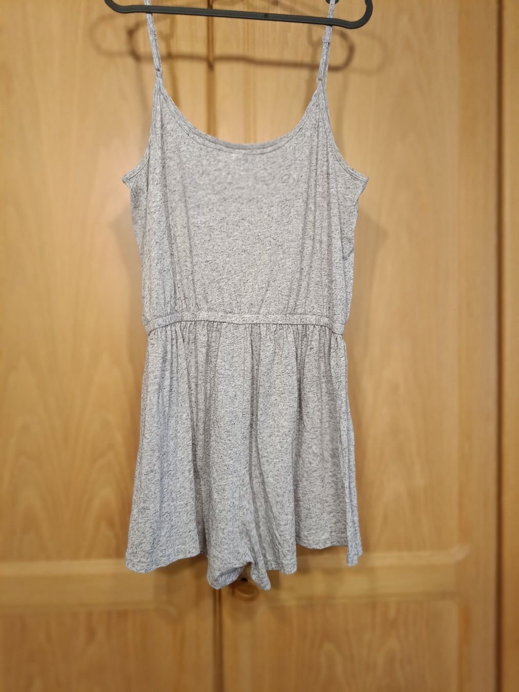 H&M Tute: H&M kurzer Jumpsuit hellgrau Sommer Gr. M – Usato da Zürich venduto da Atelier.Second