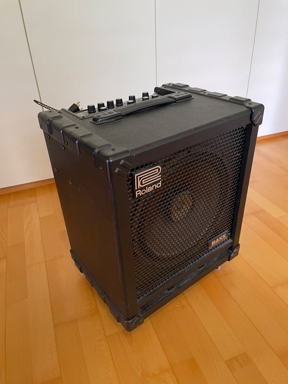Roland Amplificatori: Roland Cube 100 Bass Amp – Usato da Interlaken venduto da Wumest