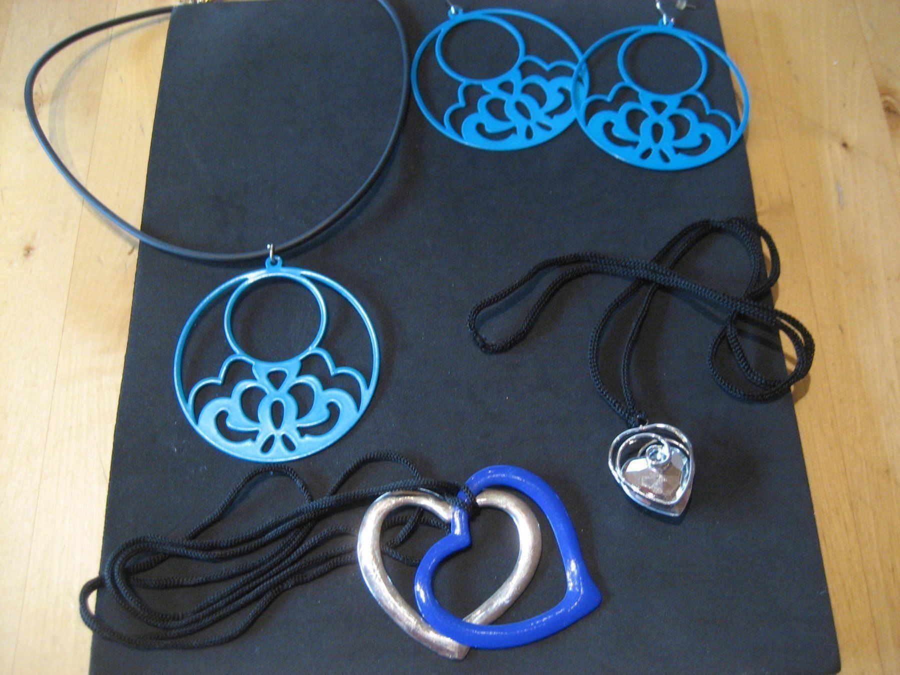 Autres bijoux: Lot 3 colliers + boucles d'oreille – D'occasion à Delémont par marryb