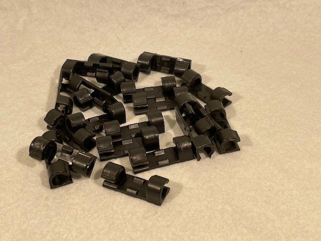 Modellini di ferrovie: Set 100 Attaches-câbles adhésifs - Organisation parfaite ! – Nuovo e nell'imballaggio originale da St-Léonard venduto da bupial 6