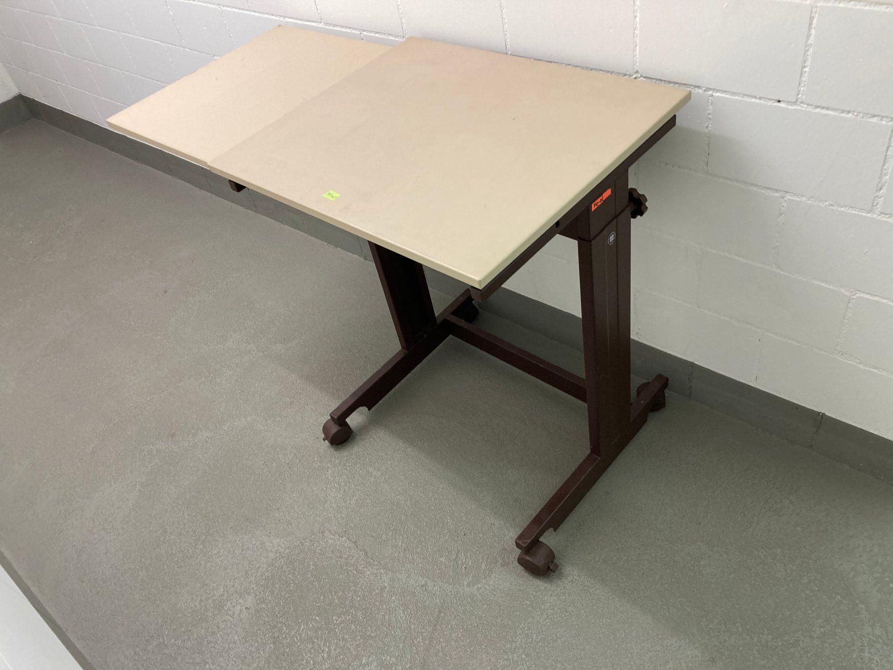 Bureaux: Computertisch ausziehbar braun hellbeige mit Räder – D'occasion à Horgen par Goros 6
