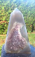 💜✨ Einzigartiger Amethyst-Achat Obelisk funkelnder Druse