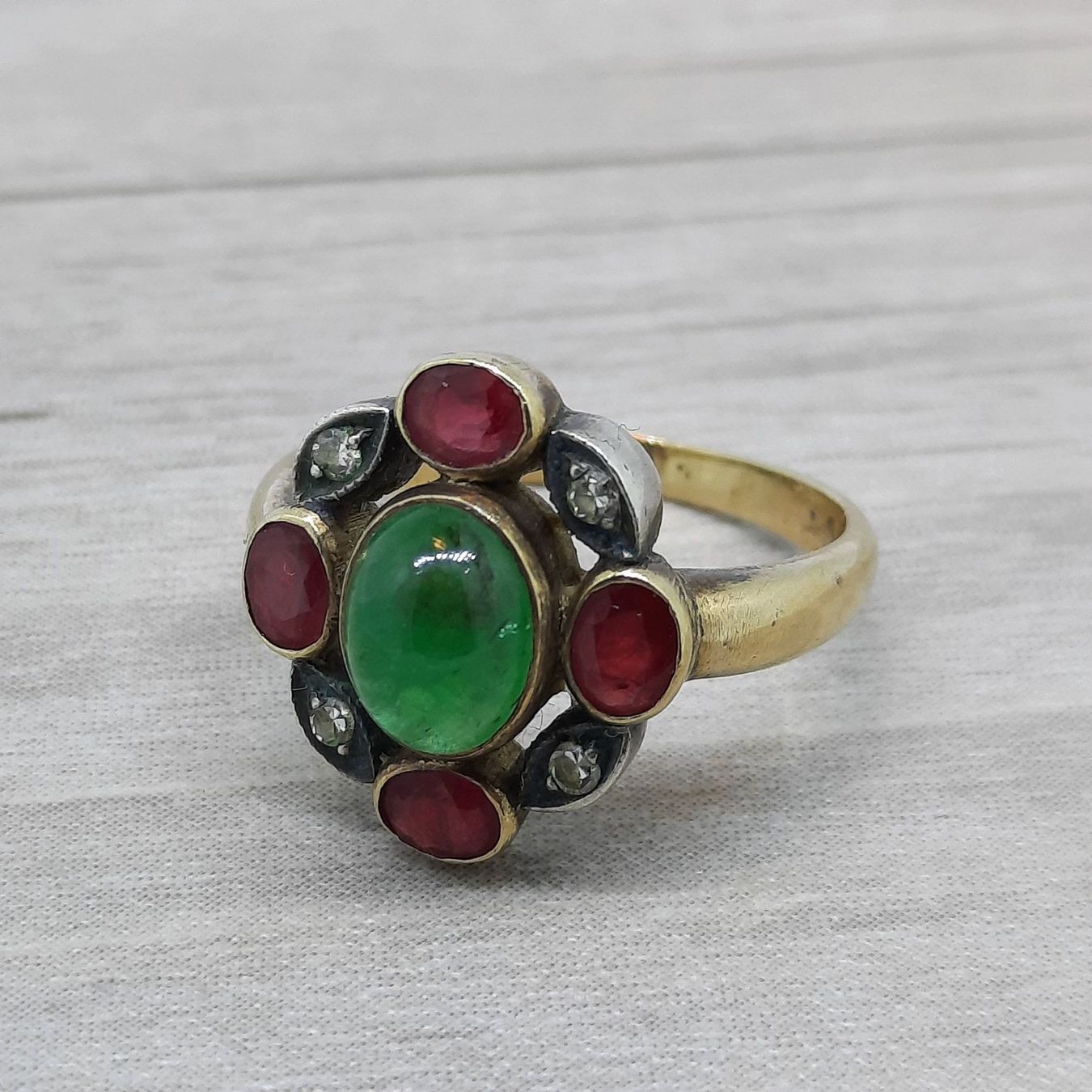 Anelli: Wunderschöner Goldring mit erstklassigen Edelsteinen – Usato da Unterägeri venduto da Altgoldschmuck