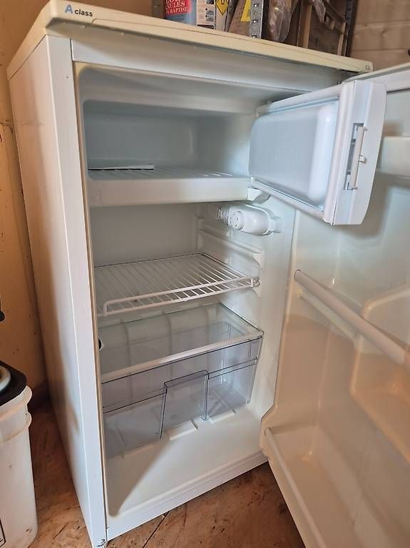 Kühlschrank: Petit réfrigérateur Table Top Proline avec Freezer – Gebraucht aus Oulens-Echallens von car_95c8 1