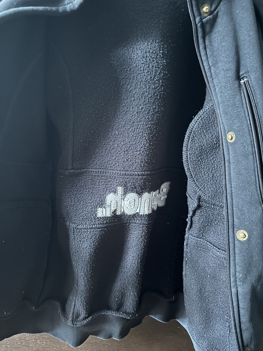Bench Giacche: Bench Jacket: Black, hooded, perfect for cooler weather – Usato da Zürich venduto da Yuece 3