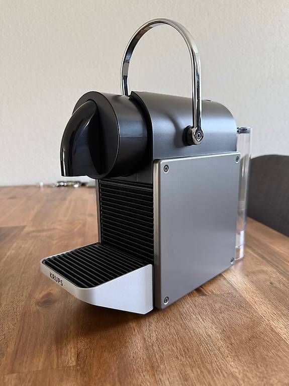 Macchine per caffè & Macchine per espresso: Krups Nespresso Pixie Titanium Restgarantie in top Zustand – Usato da Oberhasli venduto da the.duchess.16