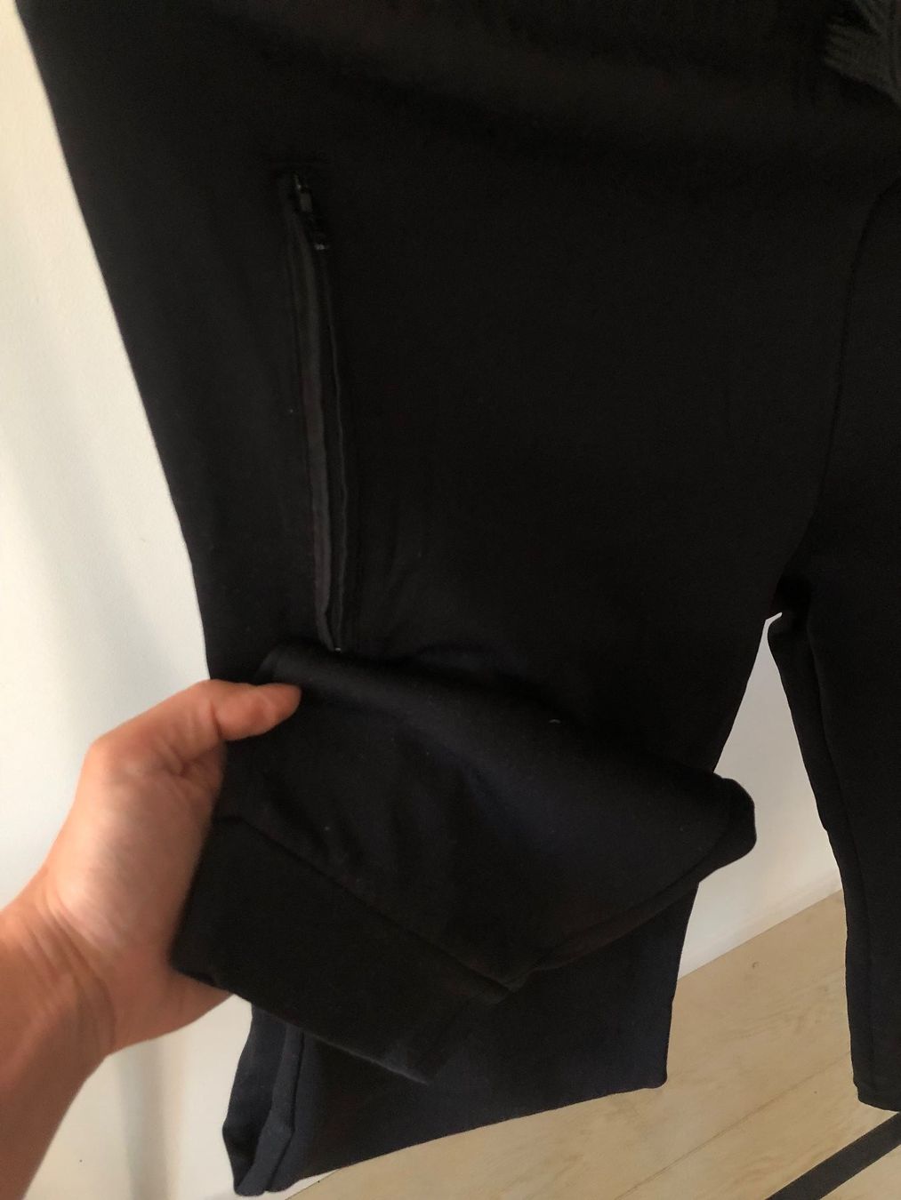 Hosen: Filippa K Soft Sport Hose, Gr. S. – Gebraucht aus Unterägeri von Lerchemeerenge 3