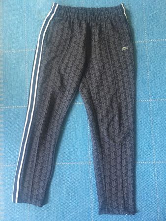 Lacoste Jogginghose dunkel mit Muster und Streifen