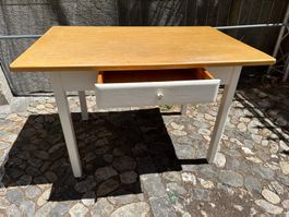 Holztisch mit Schublade