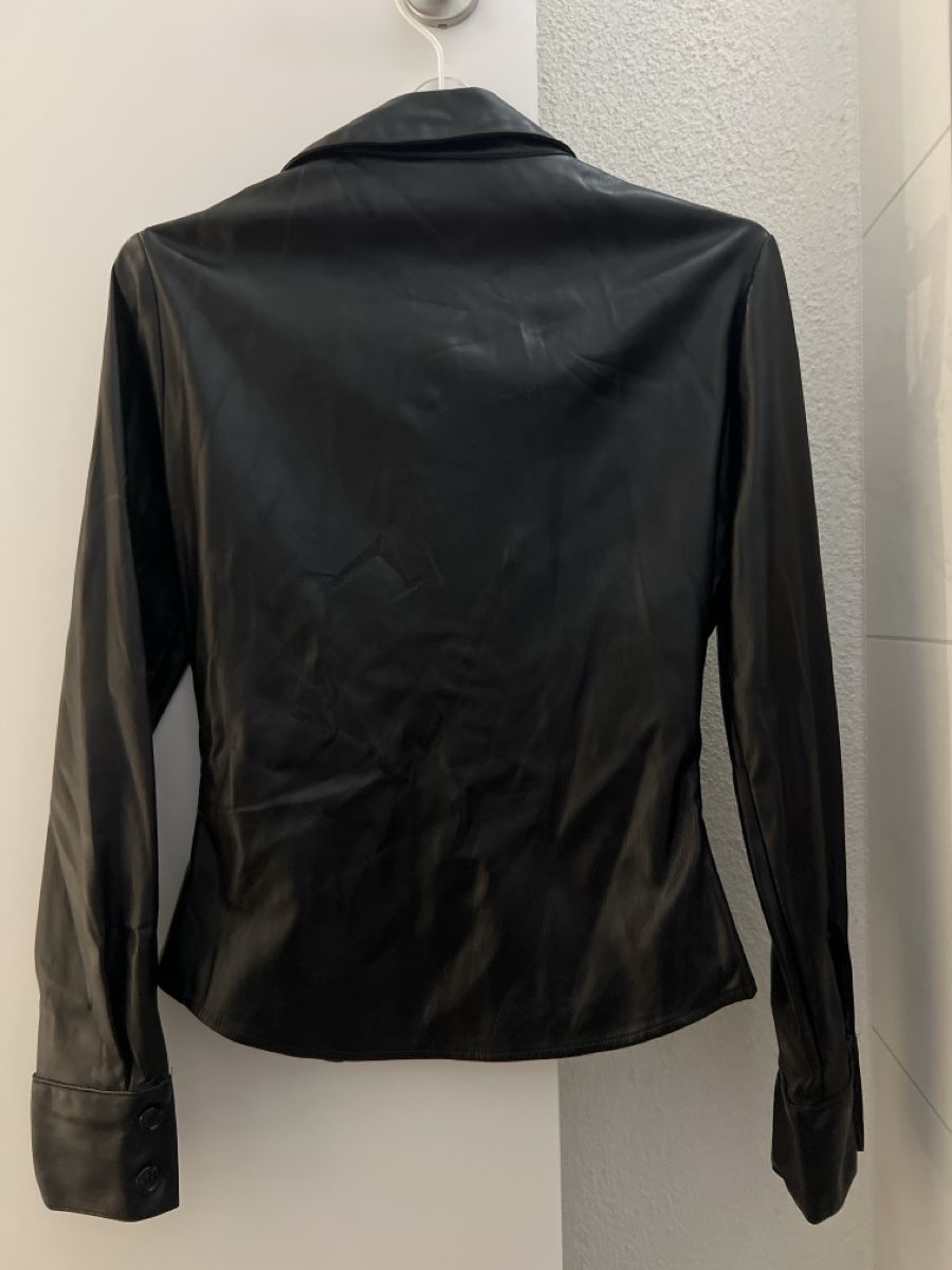 Zara Blusen: Schwarze Zara Bluse in Lederoptik – Gebraucht aus Oberengstringen von pri_c8jk 4