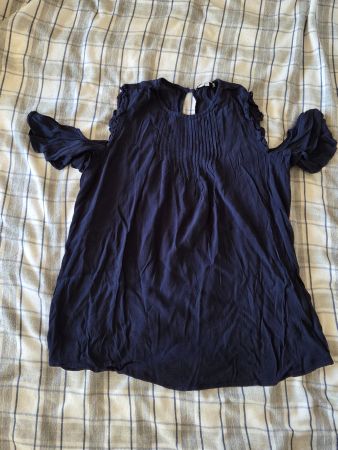 Dunkelblaue Bluse mit Rüschen, Cut Out Gr. 42, Sommerlich!