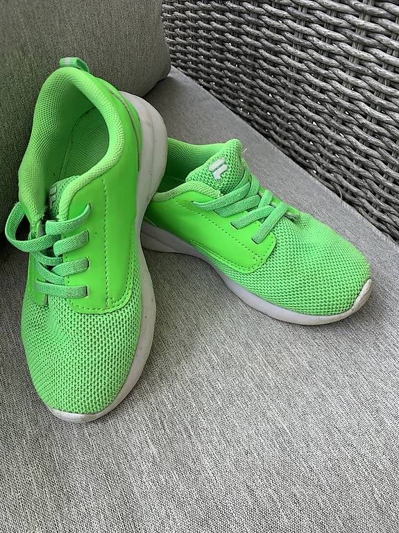 Chaussures garçon: Turnschuhe Grösse 29 – D'occasion à Otelfingen par che_26d5 2