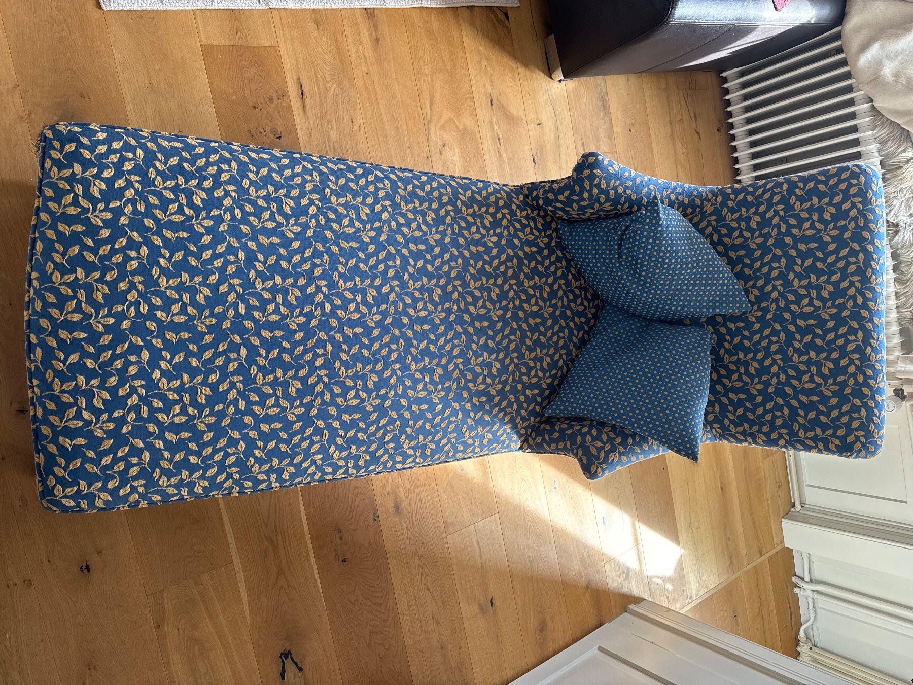 Liegen & Liegestühle: Chaiselongue blau mit Blattmuster – Gebraucht aus Wald ZH von 1DollarShop