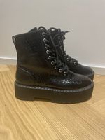 Plateauboots in schwarz/schlangenmuster von H&M, Gr. 37