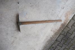 Pioche vintage, outil de jardinage robuste.
