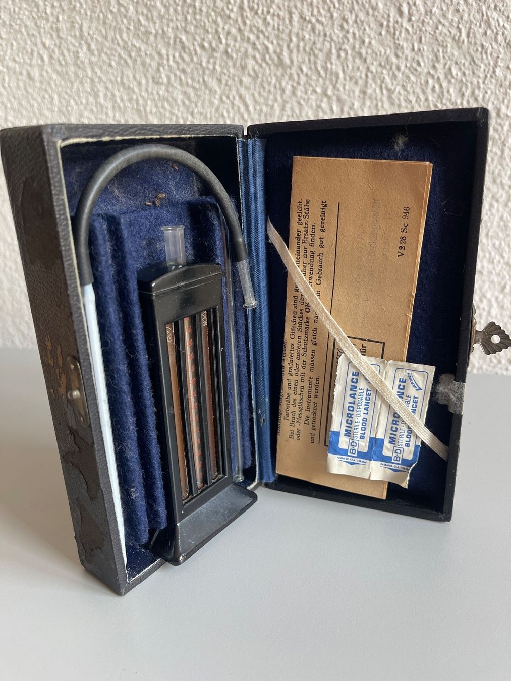 Attrezzature mediche: Oka Farbstab-Haemometer Antik – Usato da Zürich venduto da d.reitzer