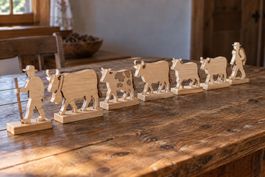 Alpaufzug aus Holz – 7-teiliges Set mit Kühen und Hirten 