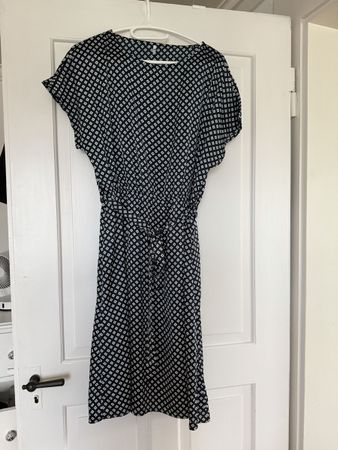 Kleid JDY schwarz weiss gemustert Grösse L guter Zustand