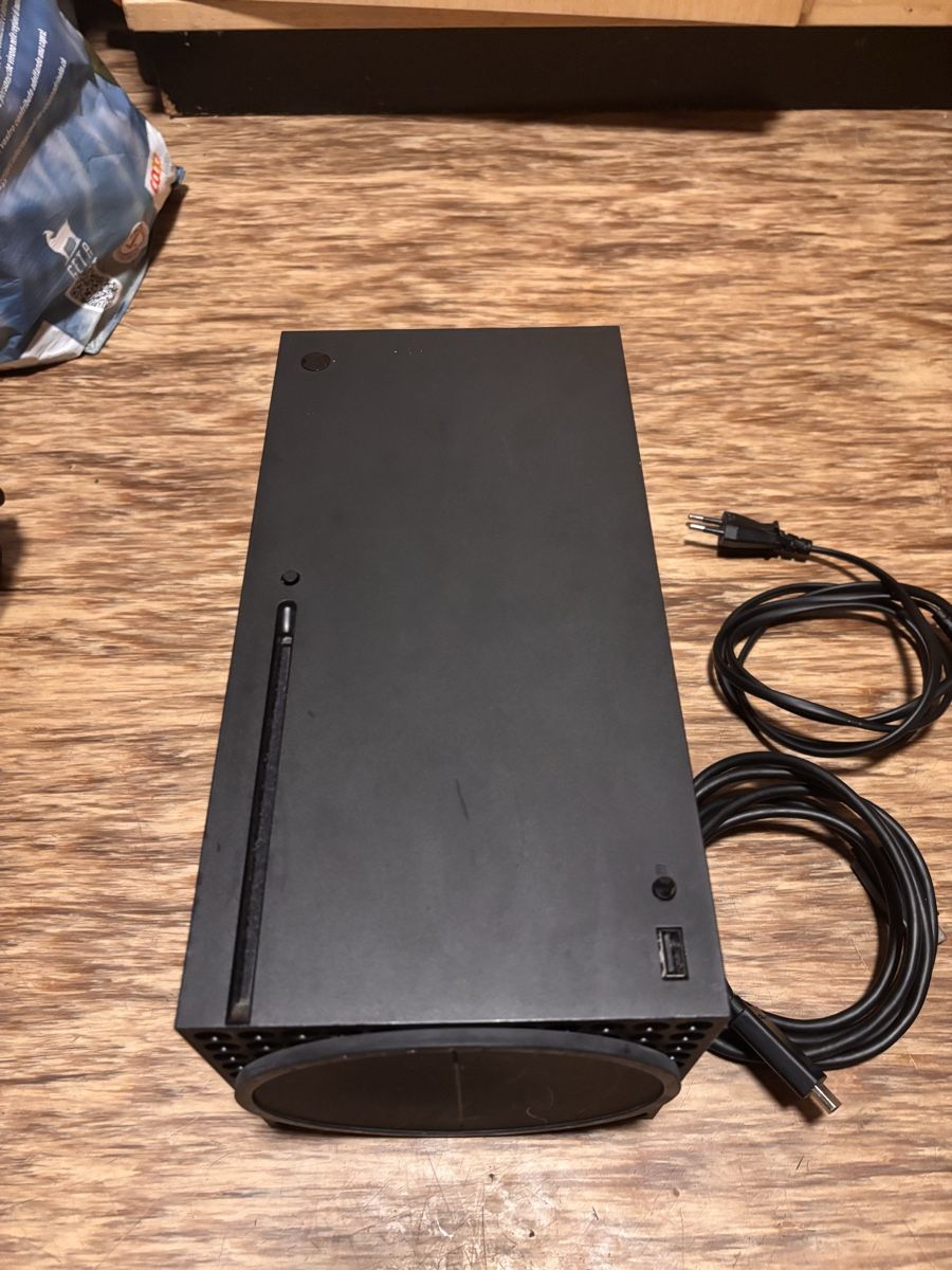 Microsoft Console: Xbox series X 1 Terabyte Mit kabeln und 2 controller – Usato da Grindelwald venduto da jec_28gv 1