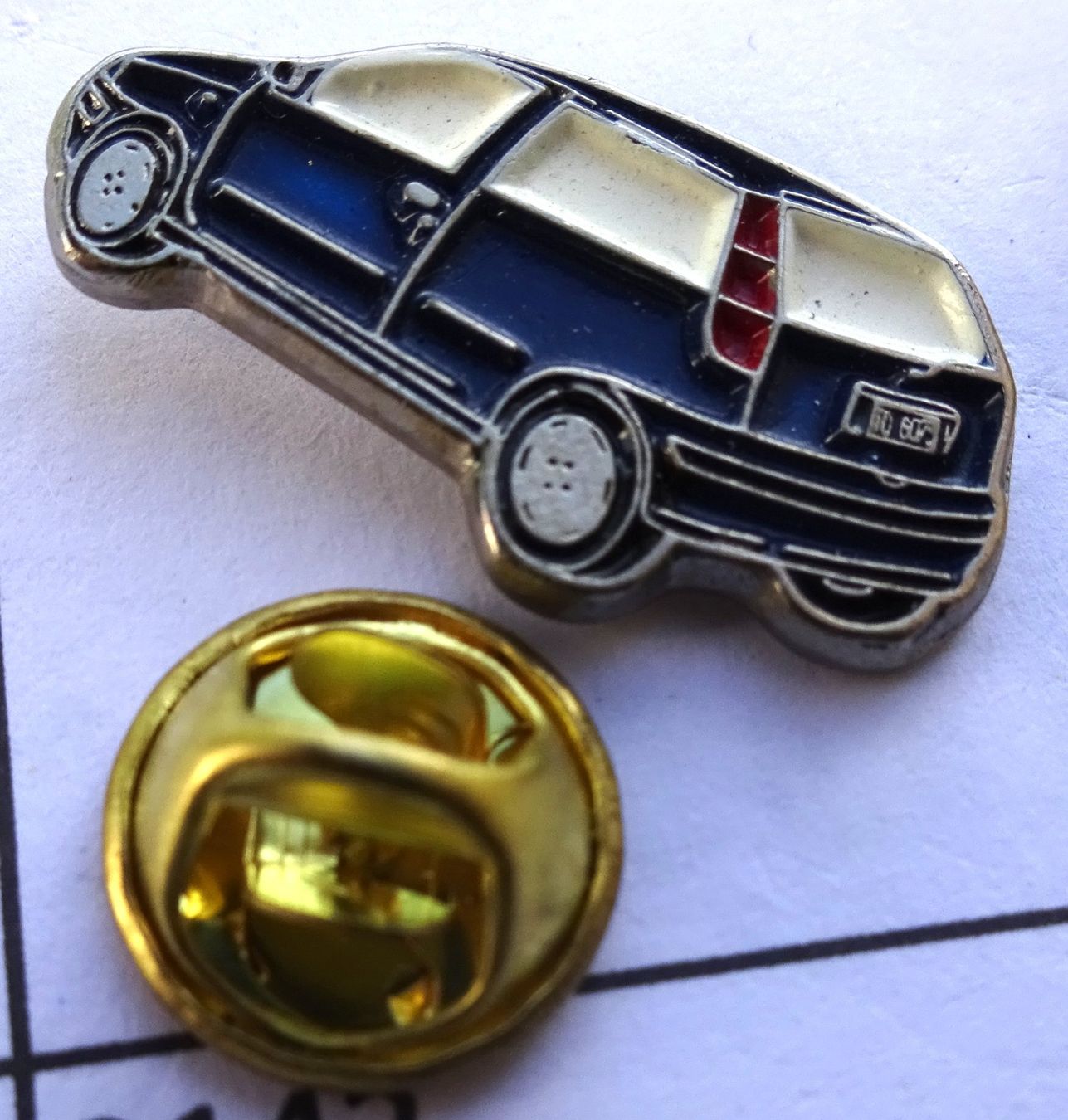 Plaketten & Abzeichen: Pin Auto Blau  Kleinwagen – Gebraucht aus Utzenstorf von BUtter81