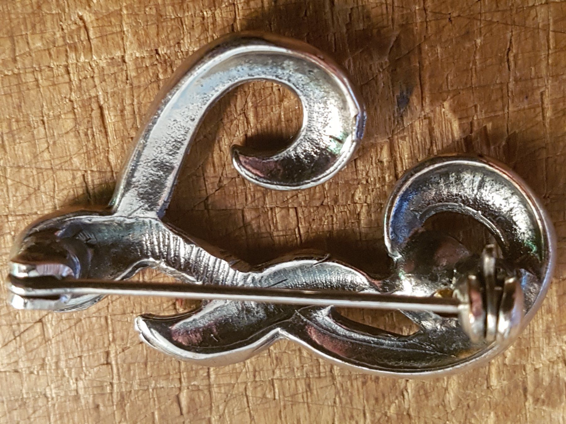 Spille & Fermagli: Brosche Monogramm J oder L ca. 3,5cm lang, facett. Steinchen – Usato da Ettingen venduto da Maranathatalitha 4