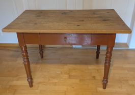 Alter Tisch aus Tannenholz mit Schublade