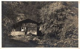 traditionelles Holzhaus mit einem Steinfundament (evtl. Uri)