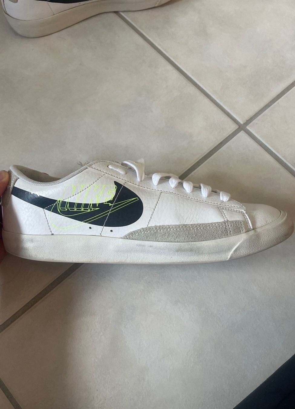 Nike Scarpe da uomo: Baskets Nike blanches utilisées taille 42.5 – Usato da Delémont venduto da gabrielquintas9 1