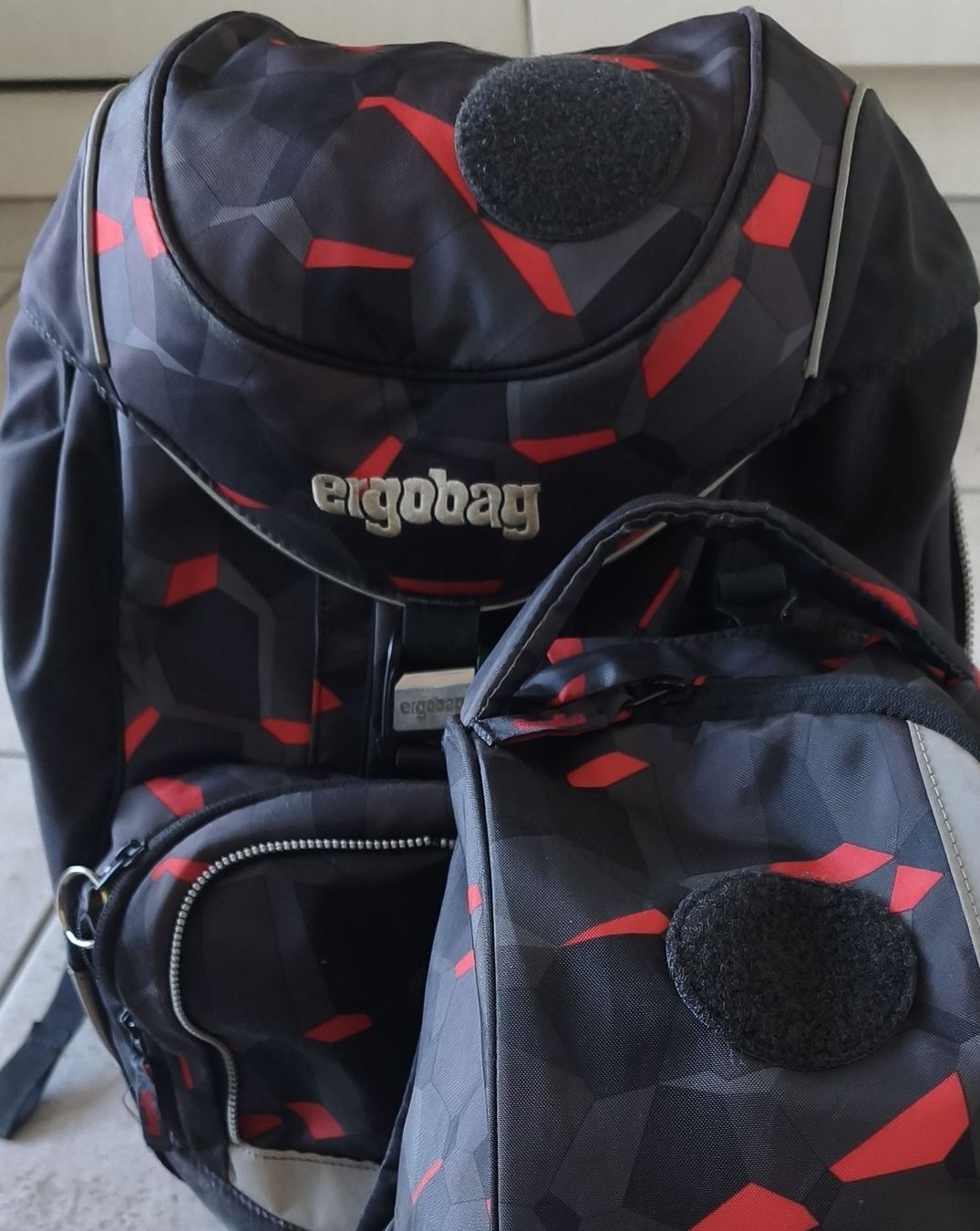 Ergobag Zaini: Schulrucksack Ergobag mit Sportbeutel und Etui  – Usato da Müntschemier venduto da manuschw
